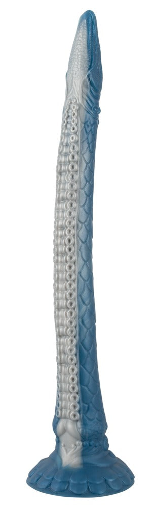 Ultra-Lång Tentakeldildo har en blå och grå design med texturerade fjäll och sugkoppar, plus en sugkoppsbas. Tillverkad av hygienisk flytande silikon för säker och enkel lek i en fantasifull tentakelform.