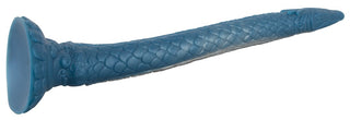 Ultra-Lång Tentakeldildo är en blå, texturerad flytande silikonleksak med ett drakfjällsmönster, utsvängd bas och en subtil tentakelinspirerad design.