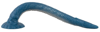 Ultra-Lång Tentakeldildo är en blå leksak inspirerad av sjömonster med serpentinform, fantasitentakeldesign, sugkoppsbas, skaldetaljer och tillverkad av hygienisk flytande silikon.