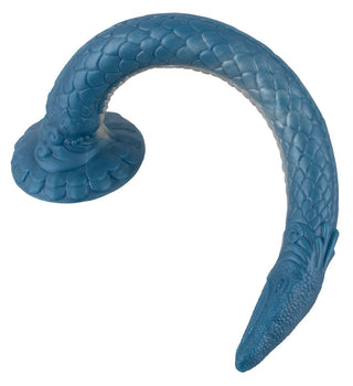 Ultra-Lång Tentakeldildo är en blå, böjd drake-ormfigur med fjäll, ett texturerat huvud och en rund bas, med en fantastisk tentakeldesign för förbättrad visuell attraktionskraft.