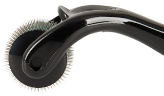 Närbild av Micro Pinwheel derma roller, som visar upp en kompakt design med tätt packade rostfria spikar i rostfritt stål. Den vinklade vyn framhäver både sido- och toppdelarna för precisionshudbehandlingar.