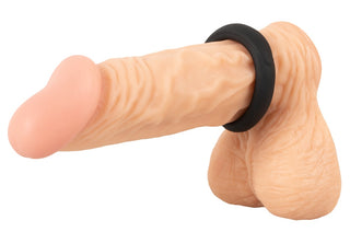 Erecto Single Cock Ring är en realistisk dildo tillverkad av flytande silikon, med en svart penisring vid basen och detaljerade vener för verklighetstrogen konsistens.