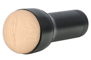 Kiiroo Feel Rae Lil Black Masturbator är en svart cylindrisk vuxenleksak med en beige silikonände formad som läppar för en realistisk upplevelse.
