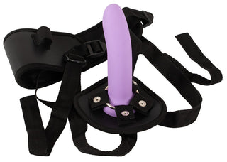 Ett mångsidigt strap-on-set som heter "Strap-on Set med 3 Silikondildos" har en lila flytande silikondildo med en svart justerbar sele och remmar, vertikalt placerade på en bas med metallnitar för säker fastsättning.