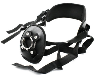 Strap-on Set med 3 Silikondildos inkluderar en elegant svart vadderad huvudsele med ett O-ring munstycke, justerbara remmar med metallöglor och spännen, sömlöst integrerade med setet. Den är tillverkad av slitstarkt läder eller konstlädermaterial.