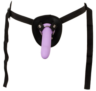 Strap-on Set med 3 Silikondildos" inkluderar en lila strap-on med svarta justerbara remmar och en vadderad bas gjord av flytande silikon. Dess enkla, funktionella design säkerställer komfort och användarvänlighet.