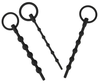 Urethral Dilator Set 3-pack innehåller tre svarta, flexibla stavar med sfäriska segment och ringar i ena änden. Tillverkade av ett gummiartat material, dessa liknande men ändå distinkta design ger en unik utforskande upplevelse i urinrörsstimulering.