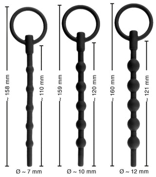 Bild på Urethral Dilator Set 3-pack, med tre svarta stavliknande föremål med ögla handtag och jämnt fördelade knoppar. Varje mäter cirka 158-160 mm lång med diametrar på 7 mm, 10 mm och 12 mm. Mätningar visas bredvid varje dilator.