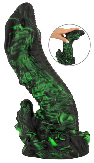 The Beasty Cocks Lizard Peak är en svart skulptur med gröna virvlande mönster, med en abstrakt vridande form. Dess flexibla toppsektion, tillverkad av flytande silikon, kan försiktigt böjas för hand.