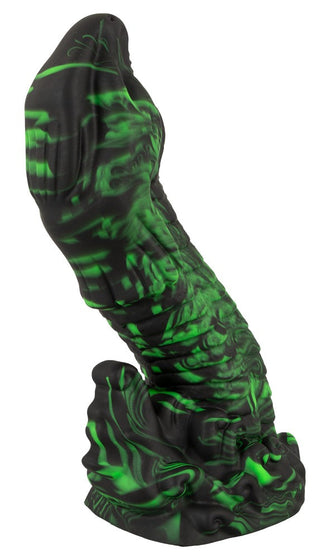 The Beasty Cocks Lizard Peak är ett skulpturellt föremål med en vriden, abstrakt design och ett svart-grönt marmormönster som liknar en mytisk varelse. Tillverkad av flytande silikon, den har invecklade reptilliknande texturer och står upprätt mot en vit bakgrund.