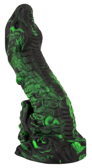 Beasty Cocks Lizard Peak är ett skulpterat föremål med en strukturerad yta med mörka och ljusgröna virvlar. Dess intrikata, reptilinspirerade design i vågiga organiska former liknar abstrakt konst gjord av högkvalitativ flytande silikon.