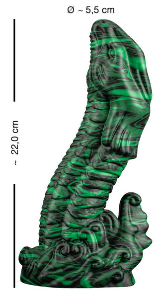 The Beasty Cocks Lizard Peak är en abstrakt skulptur med gröna och svarta ränder, med en organisk, vridande design. Den står upprätt på 22 cm i höjd med en diameter på 5,5 cm och har en rundad, strukturerad yta som påminner om dess namne.