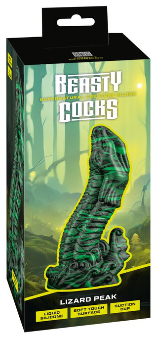 Bilden visar förpackningen för Beasty Cocks Lizard Peak, med en grön och svart design med reptiltema med en skogsbakgrund. Den framhäver den flytande silikonkonstruktionen, den mjuka ytan och sugkoppsfunktionen hos denna exotiskt inspirerade dildo.