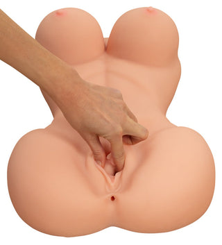 En hand interagerar varsamt med Deluxe Woman Torso Masturbator, tillverkad av Natureskin-material, som visar upp dess verklighetstrogna struktur och detaljer.