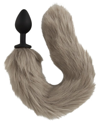 Fluffy Tail Buttplug har en grå svans med mjuk textur som är sömlöst ansluten till en elegant svart plugg, perfekt för entusiaster som leker med husdjur och perfekt för cosplay eller för att lägga till en lekfull touch till din samling.