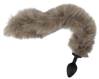 Fluffy Tail Buttplug har mjuk grå fuskpäls, perfekt för att förbättra husdjurslek eller cosplay med kul och kreativitet. Dess långa, lätt böjda buskiga svans erbjuder realism och ansluts sömlöst till en elegant svart kontakt.