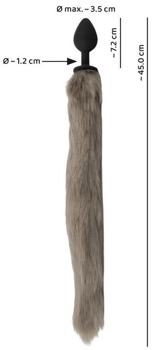 Fluffy Tail Buttplug har en grå fuskpälssvans ca 45 cm lång, perfekt för husdjurslek eller cosplay. Dess svarta plugg är cirka 7,2 cm lång med en maximal diameter på 3,5 cm.