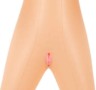 En närbild av en Layla Uppblåsbar Sexdocka beige latexbody, som visar detaljerade kvinnliga könsorgan i rosa. Bilden framhäver anatomiska egenskaper framträdande i mittsektionen.