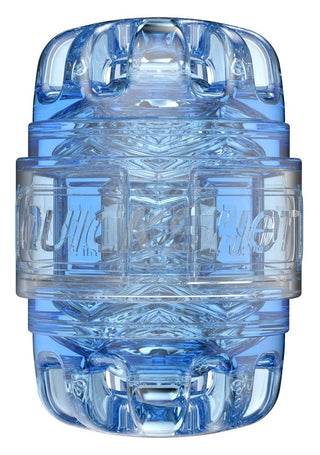 Produkten är en blå, cylindrisk och transparent enhet gjord av SuperSkin Material. Den har invecklade interna mönster och är märkt med "QUICKSHOT" på sidan. Denna produkt är känd som Fleshlight Quickshot Turbo.