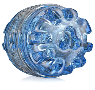 En närbild av Fleshlight Quickshot Turbo, med en transparent blå plastdesign med invecklade cylindriska mönster och en ihålig mitt, gjord av SuperSkin-material.
