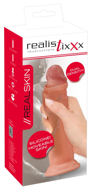 En hand håller Realistixxx Real Skin Dildo i sin förpackning, märkt "dual density-silicone", vilket framhäver dess ultrarealistiska utseende.