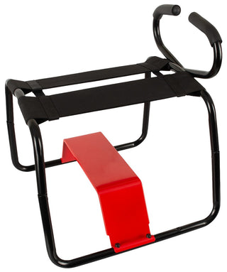 Sexstol i svart metall med två tygremmar, ergonomiska handtag och en lutande röd plattform.