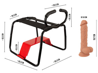 Svart och röd sexpall med ergonomiska handtag, bredvid en dildo med sugkopp; båda artiklarna visas med måttangivelser.