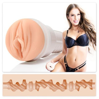 En sammansatt bild visar en realistisk Fleshlight Girls Sky Bri Celestial onani med verklighetstrogen struktur bredvid en kvinna i svarta underkläder. En cutaway nedan avslöjar dess inre design, som påminner om kollektionen.