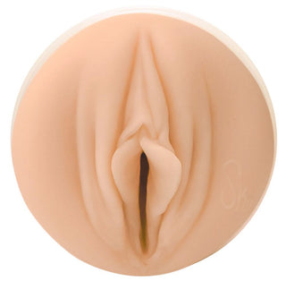 Ett beige, ovalt föremål som liknar en mänsklig könsform, troligen Fleshlight Girls Sky Bri Celestial onani, visas mot en vanlig vit bakgrund.