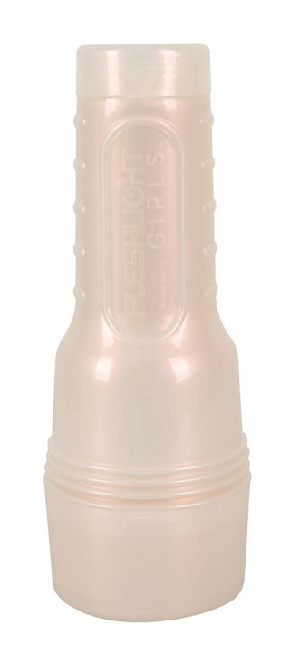 En pärlfärgad cylindrisk behållare som liknar Fleshlight Girls Sky Bri Celestial står upprätt, med horisontella kanter och en präglad Fleshlight Girls-logga på framsidan.