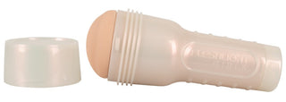 En beige genomskinlig plastbehållare med locket av avslöjar en mjuk, hudtonad insats som liknar Fleshlight Girls Sky Bri Celestial. Det strukturerade greppet och den präglade texten förstärker dess tilltalande, medan designen antyder Fleshlight Girls-sortimentet.