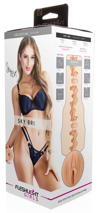 Fleshlight Girls Sky Bri Celestial-förpackningen visar Sky Bri i svarta underkläder, vilket framhäver "Celestial"-strukturen. Den innehåller nyckelproduktdetaljer, personlig statistik och skötselinstruktioner för denna realistiska onanist.