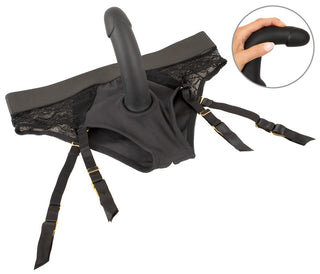 Strap-on Trosor med Dildo: Svart set med realistisk silkeslen silikondildo och eleganta spetsdetaljer. Närbild visar hur den böjs för G-punkt- eller prostatastimulans.