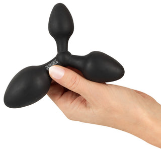 En hand håller Black Velvets Träningsplugg 3-i-1, en svart silikon analplugg med tre bulbformade ändar, designad för mångsidig och effektiv analträning.