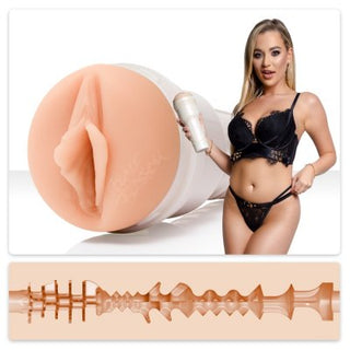En kvinna i svarta underkläder håller en personlig leksak som framhäver dess struktur och design. Blake Blossom Fleshlight har Superskin-inlägg som visar upp hennes signaturstil och förstärker realismen för en uppslukande upplevelse.
