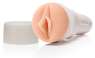 Blake Blossom Fleshlight, ett föremål för personlig vård för vuxna med en vit mössa, är designad för att efterlikna mänsklig anatomi. Den har en realistisk masturbatordesign och ger den lyxiga känslan av en Superskin-insats.