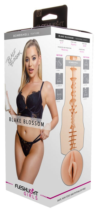 Blake Blossom Fleshlight-förpackningen har en underklädesmodell och ett detaljerat leksaksdiagram för vuxna, som framhäver Blake Blossoms signatur, Bombshell Texture-varumärke och en Superskin-insättning för en autentisk upplevelse.