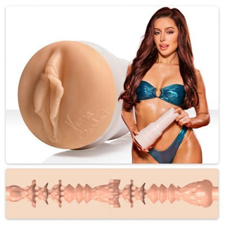 En kvinna i en blågrön bikini, som återspeglar Vanna Bardots stil, håller Vanna Bardot Fleshlight Dopamine, en vuxenleksak tillverkad av Superskin-material med en invändig texturerad design.