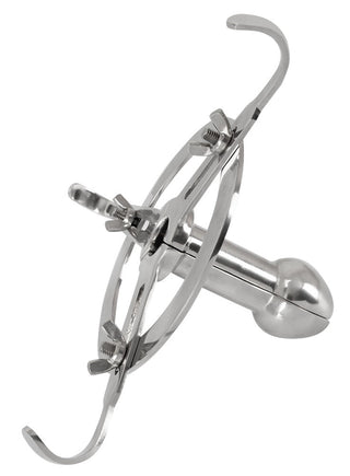 Anal Spreader Deluxe Stål är ett medicinskt instrument i metall med böjda armar och justerbara vingmuttrar, som liknar ett analspekulum och sannolikt används som en kirurgisk retraktor.