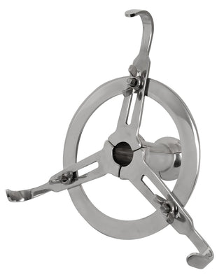 Anal Spreader Deluxe Stål är en medicinsk retraktor i rostfritt stål med tre justerbara armar och en cirkulär ram, utformad för att säkerställa exakt positionering under procedurer.