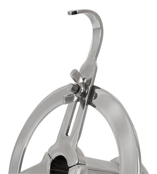 Närbild på Anal Spreader Deluxe Stål, med metallblad och justerbart handtag med skruv, utformad för precision liknande en äppelskalares design.