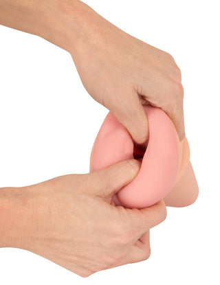 En person som håller i en rosa 2in1 Buttplug Extension.