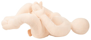 Beige plyschdocka utformad som Leona Sexdocka, tillverkad av mjukt tyg med ledade lemmar.