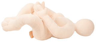 Beige plyschdocka utformad som Leona Sexdocka, tillverkad av mjukt tyg med ledade lemmar.