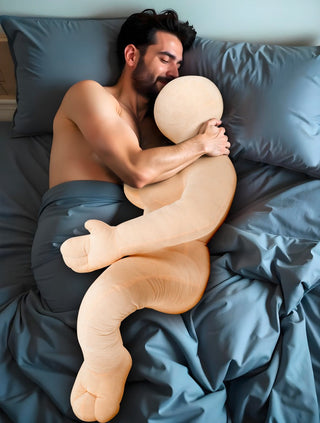 Your Plush Doll Leona Sexdocka, en realistisk människoliknande docka, delvis täckt av en grå filt.