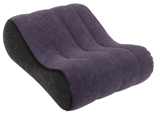 Mörklila uppblåsbar sexkudde med ergonomisk kilform och sammetslen yta.