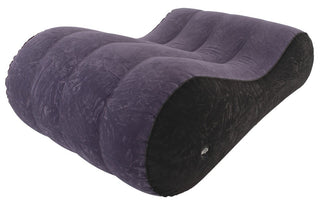 Uppblåsbar kilkudde i lila och svart sammet med ergonomisk, konturerad design.