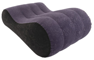 Lila och svart sammetslen uppblåsbar kilformad kudde med ergonomisk design, mot en vit bakgrund.