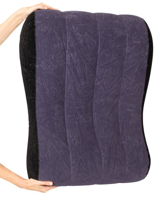 Stor, kvadratisk Uppblåsbar Sexkudde med vertikala spår, sammetslent material och enfärgad.