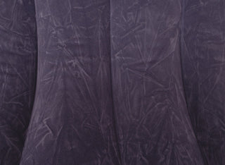 Mörklila, sammetslen uppblåsbar sexkudde med synliga veck och en strukturerad yta.